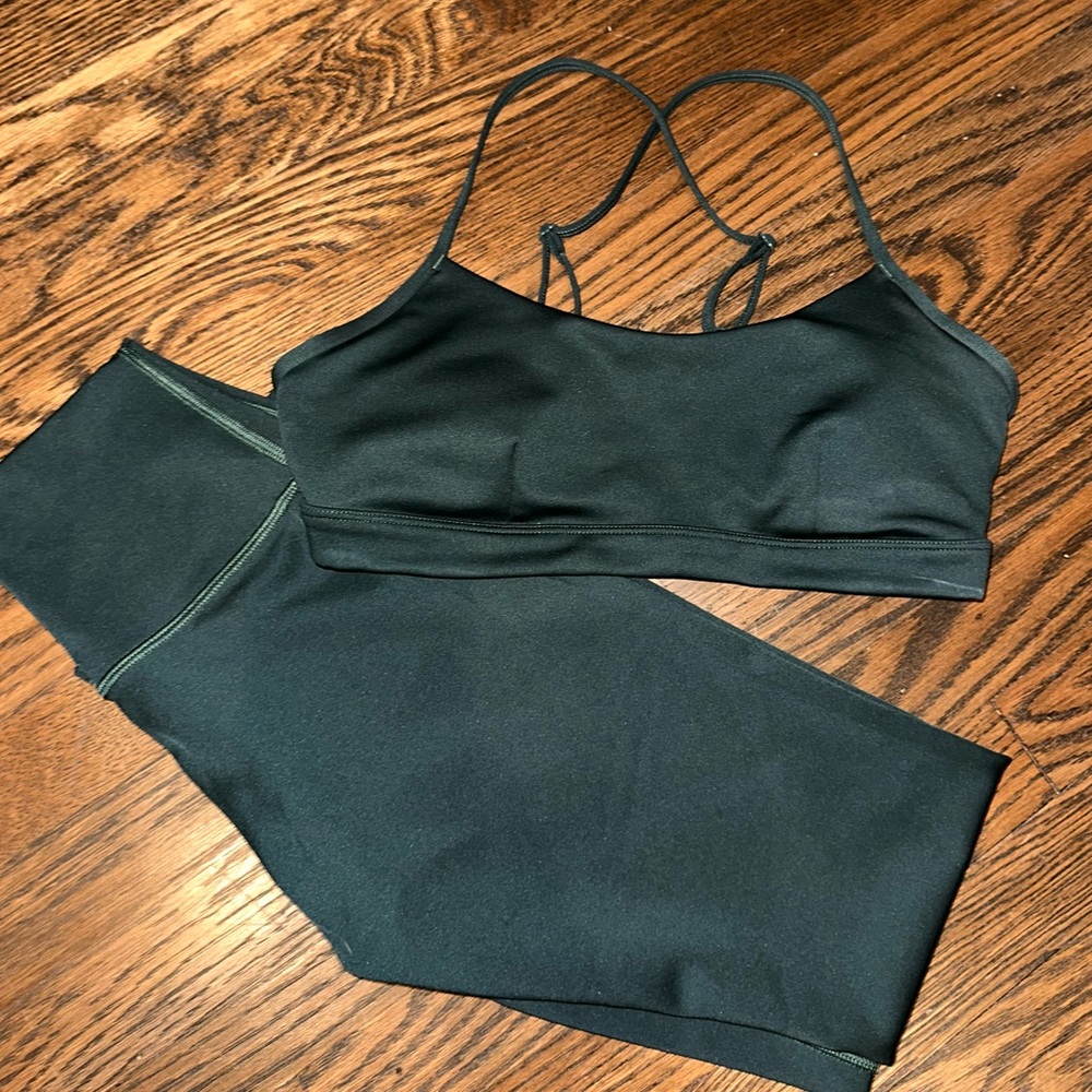 Alo Yoga midnight green matching set leggings and sports bra
